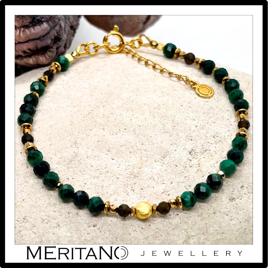 Zielona cienka bransoletka z kamieni z naturalnym malachitem i obsydianem na jasnym kamieniu