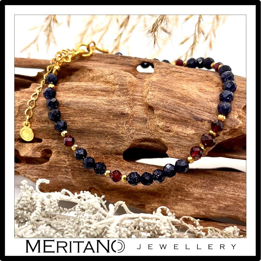 Cienka bransoletka z kamieni z naturalnym granatem i nocą Kairu przy drewnie