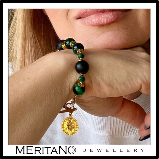 zielona bransoletka z kamieniami malachit onyks z monetą na ręce zielona bransoletka z kamieniami malachit onyks z monetą na ręce