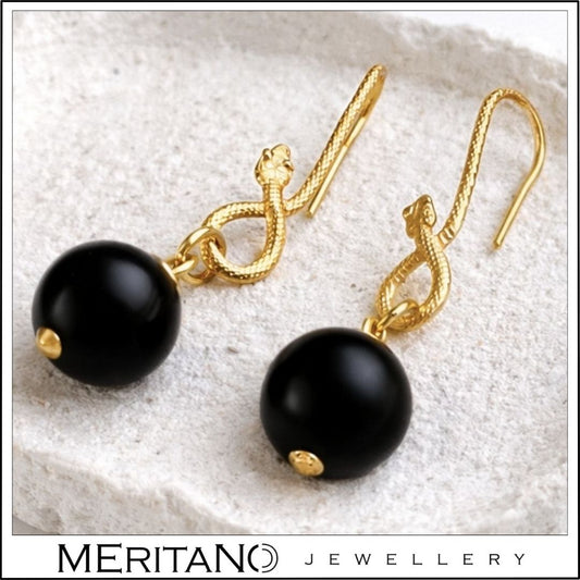 Czarne wiszące kolczyki z onyksem i wężem na gipsowej tacy Czarne wiszące kolczyki z onyksem i wężem na gipsowej tacy