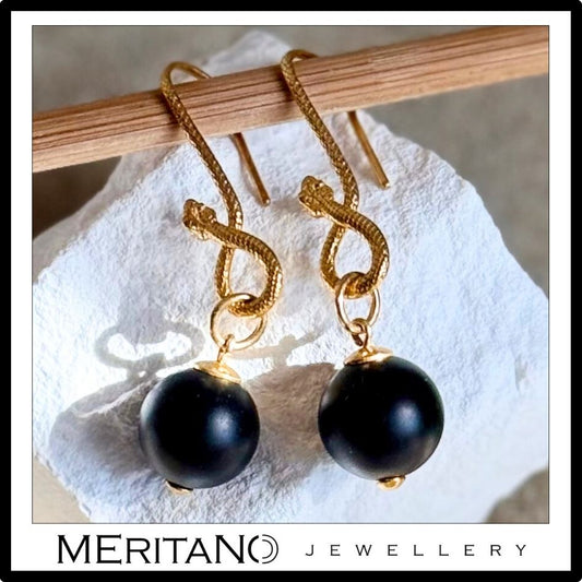 Czarno złote kolczyki z onyksem i złotym wężem - widok z góry Czarno złote kolczyki z onyksem i złotym wężem - widok z góry