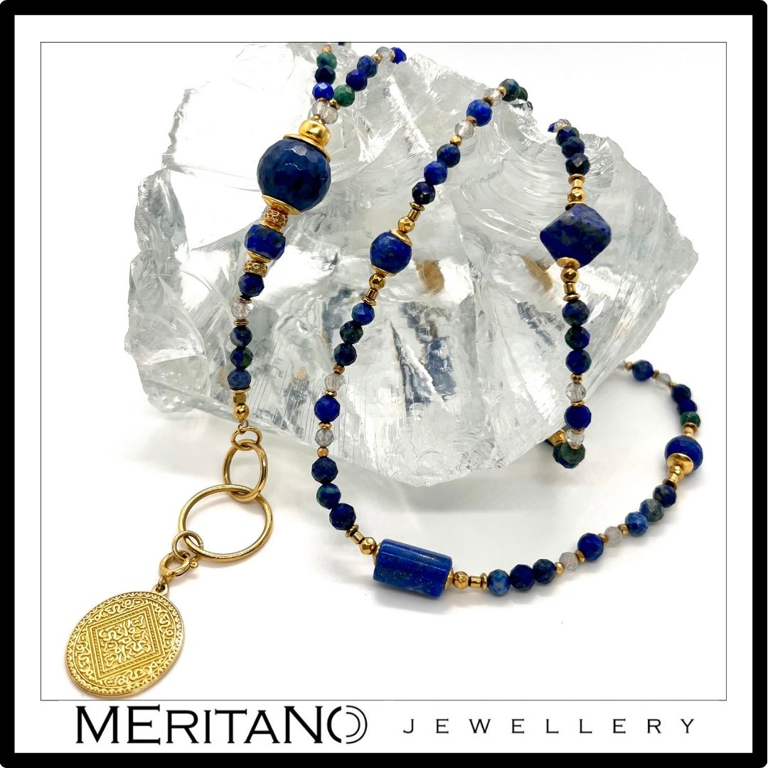 Długi, niebieski naszyjnik lapis lazuli, azuryt i moneta