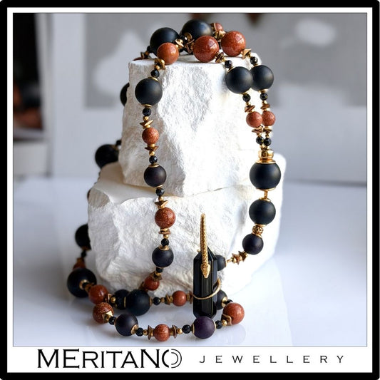 naszyjnik z turmalinem i piaskiem pustyni, długi naszyjnik w kształcie litery Y leżący na gipsowym kształcie naszyjnik z turmalinem i piaskiem pustyni, długi naszyjnik w kształcie litery Y leżący na gipsowym kształcie