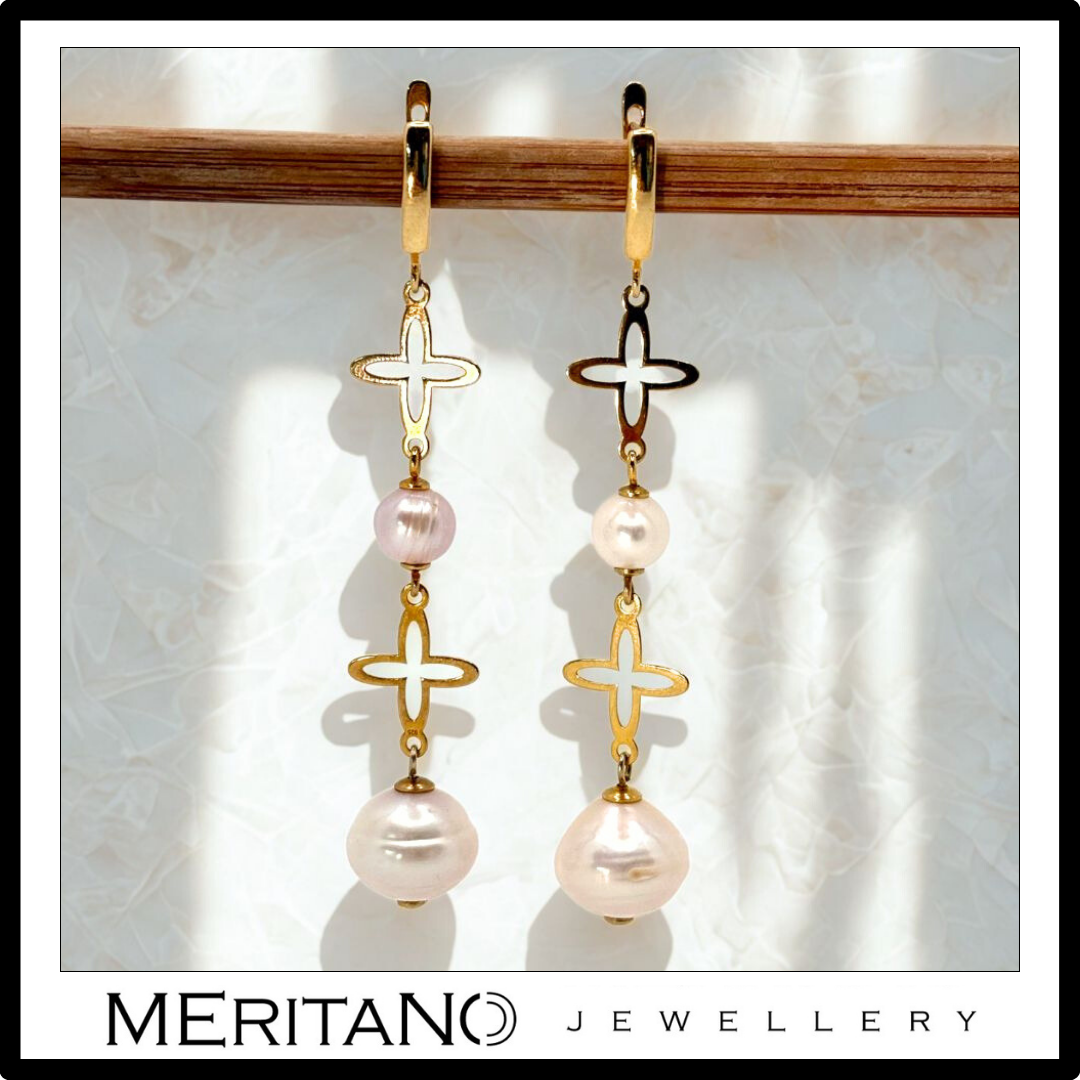 Długie kolczyki z dużymi perłami. Widok z przodu.