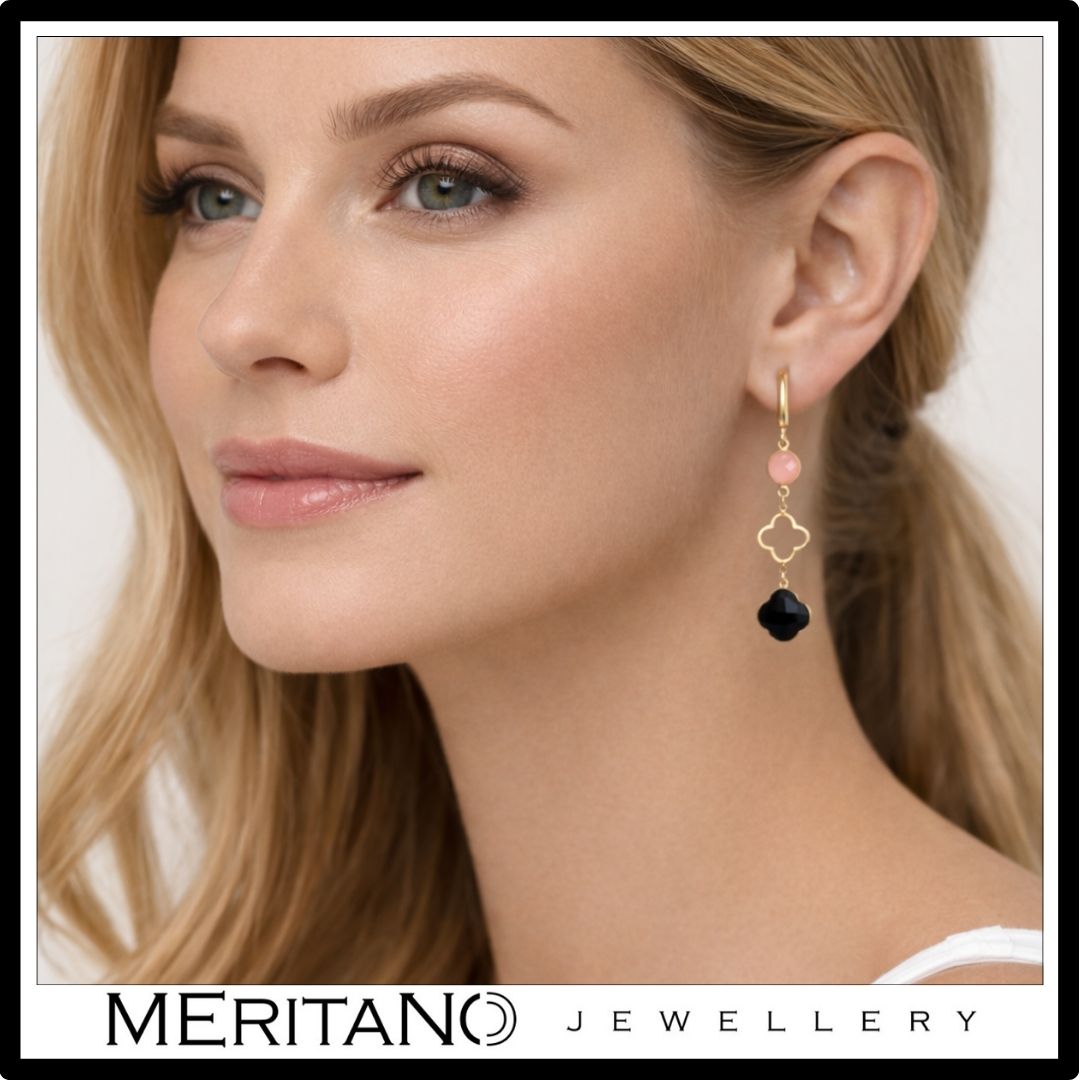 Długie kolczyki z kwarcem różowym i onyksem - widok na uchu z większą częścią twarzy