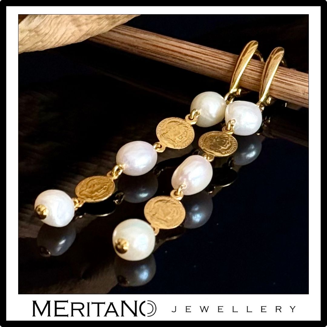 Długie kolczyki z perłami i złotem na czarnym tle