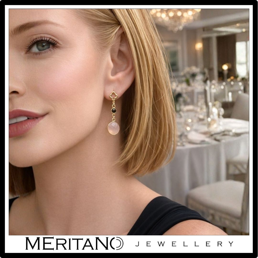 Wiszące kolczyki z chalcedonem i onyksem - czarno-różowe - widok na modelce w stylizacji