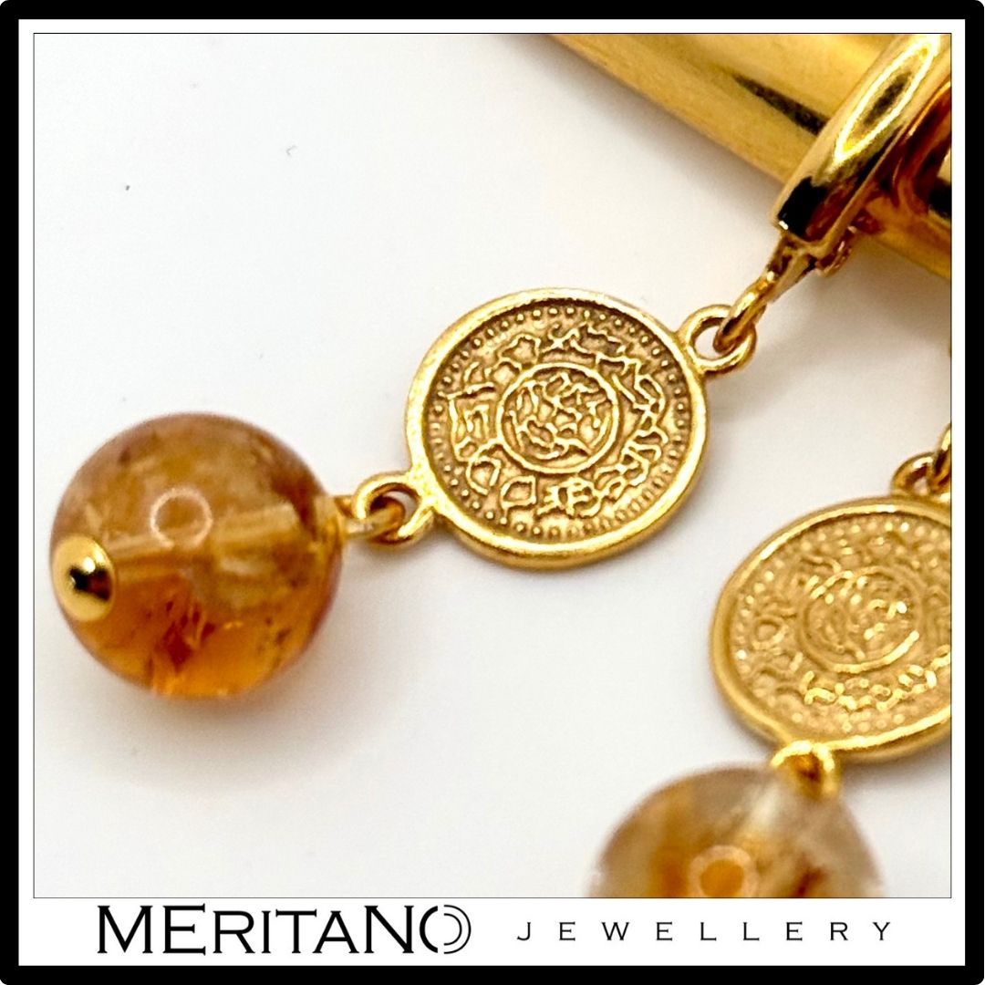 Wiszące kolczyki z cytrynem i monetami - widok na detale