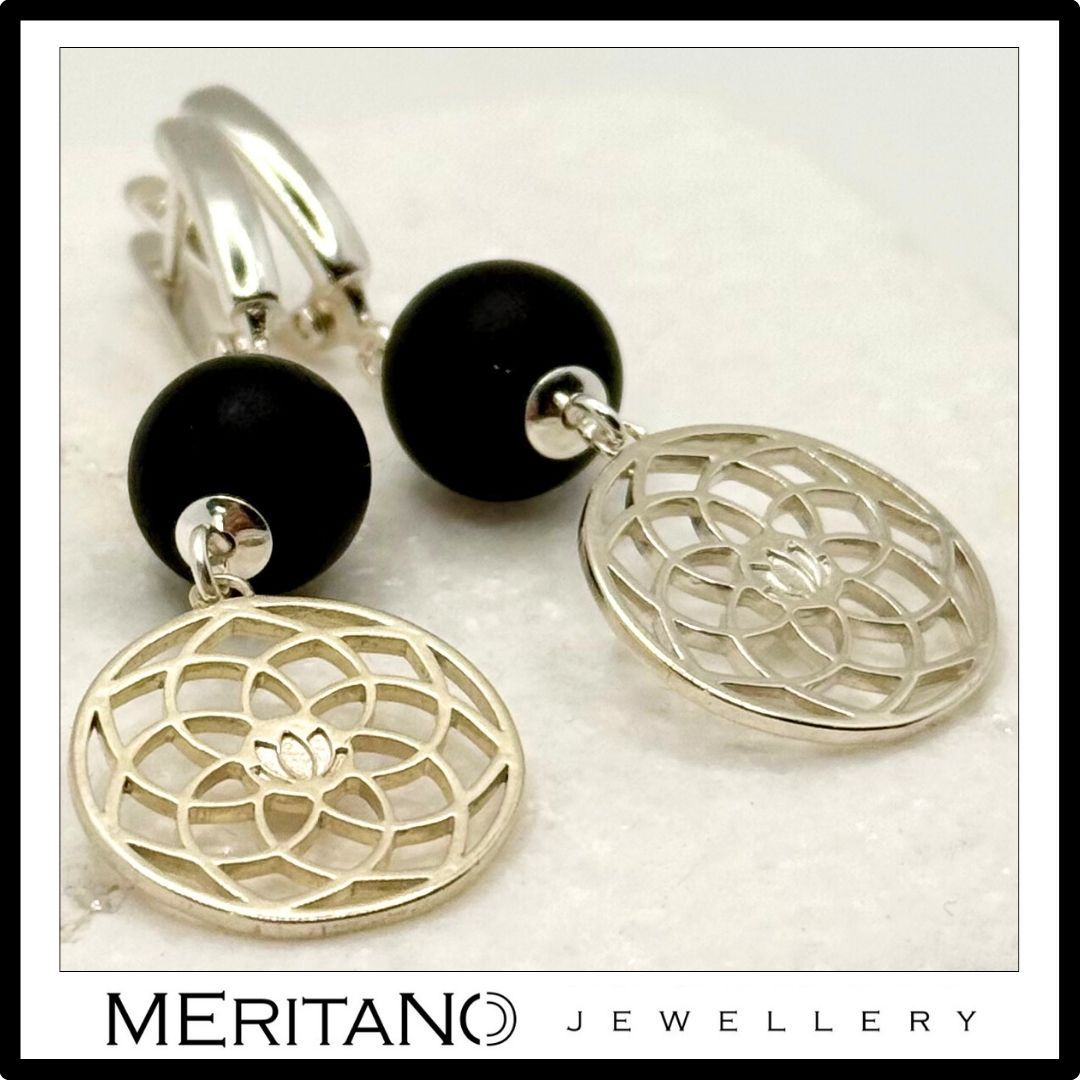 Wiszące kolczyki z czarnym turmalinem, zbliżenie na detale