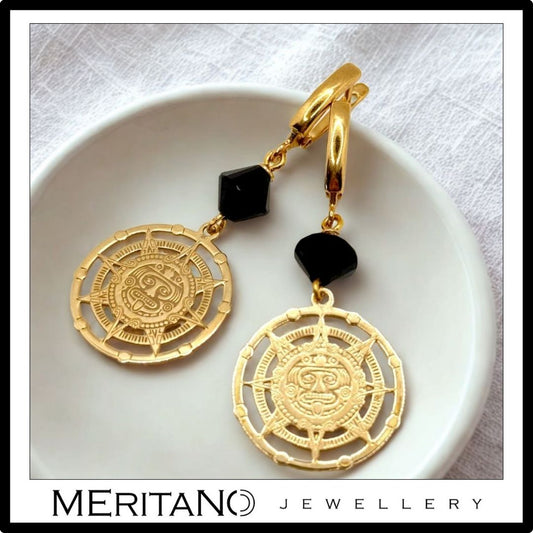 Czarno złote kolczyki z turmalinem leżące na talerzyku Czarno złote kolczyki z turmalinem leżące na talerzyku