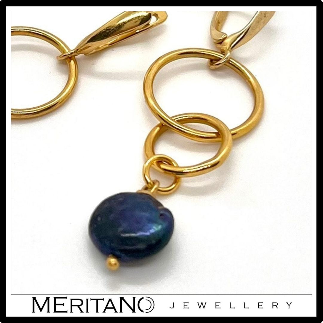 złote wiszące kolczyki z perłami