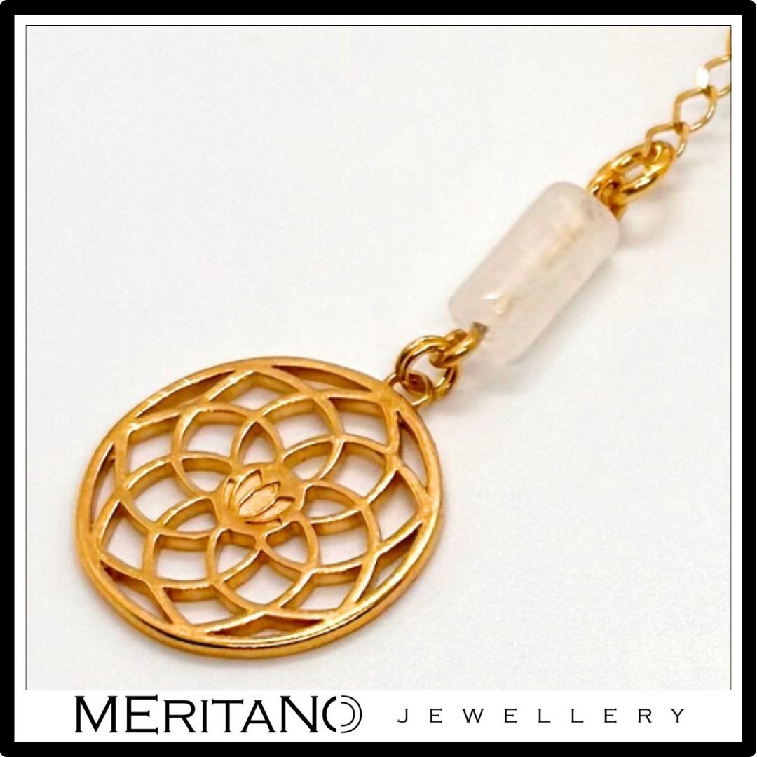 Długie kolczyki z kwarcem i złotą rozetą - widok na zawieszkę