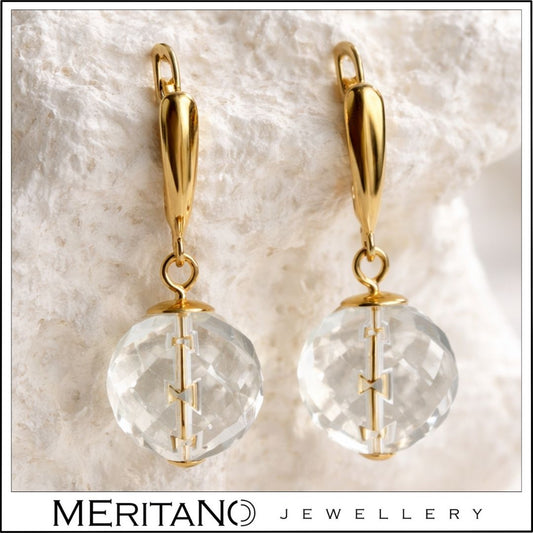 Złote kolczyki z kryształem górskim, wiszące, zapięcie angielskie - widok na białym kamieniu Złote kolczyki z kryształem górskim, wiszące, zapięcie angielskie - widok na białym kamieniu