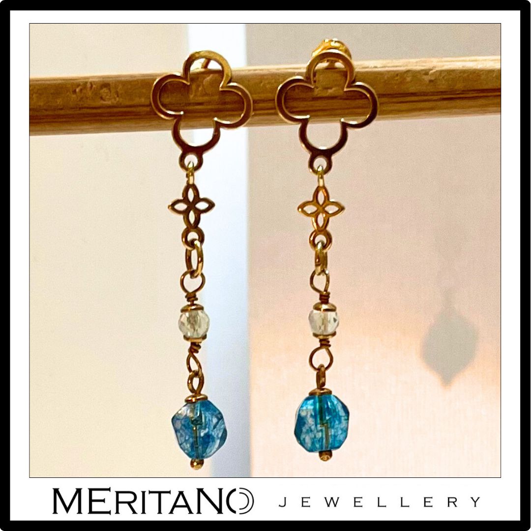 Długie, wiszące kolczyki z akwamarynem i kwarcem - widok z przodu