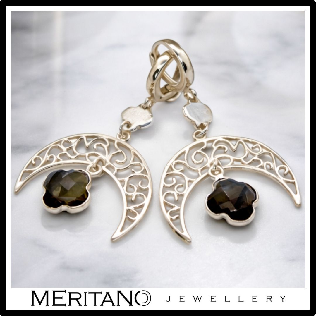 Srebrne kolczyki księżyce z labradorytem - widok z przodu