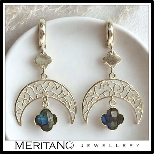 srebrne kolczyki księżyce z labradorytem - widok z przodu srebrne kolczyki księżyce z labradorytem - widok z przodu