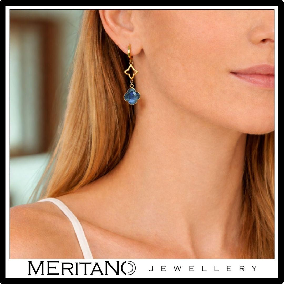 Wiszące kolczyki z labradorytem w kształcie koniczyny marokańskiej na uchu modelki