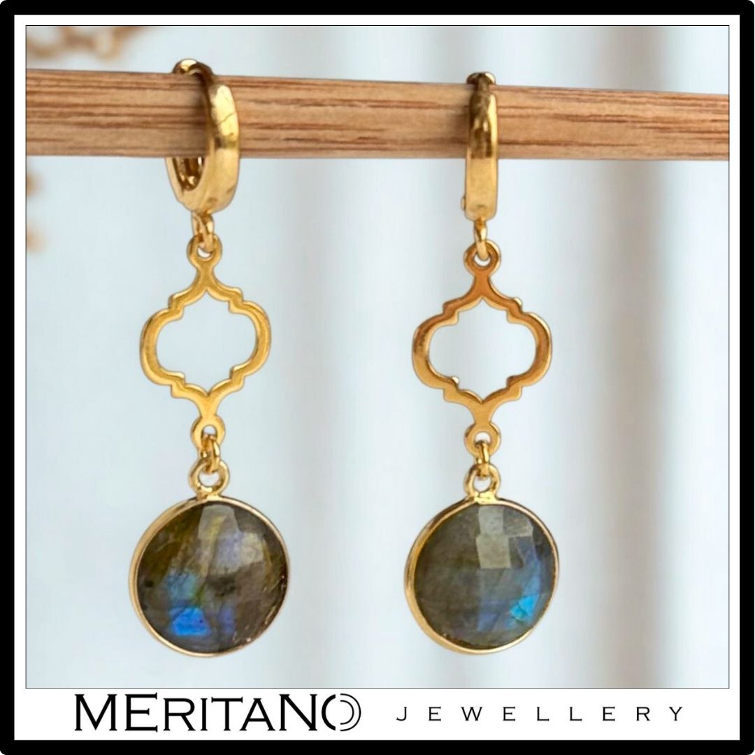 Kolczyki wiszące z labradorytem i srebrem pozłacanym, widok z przodu