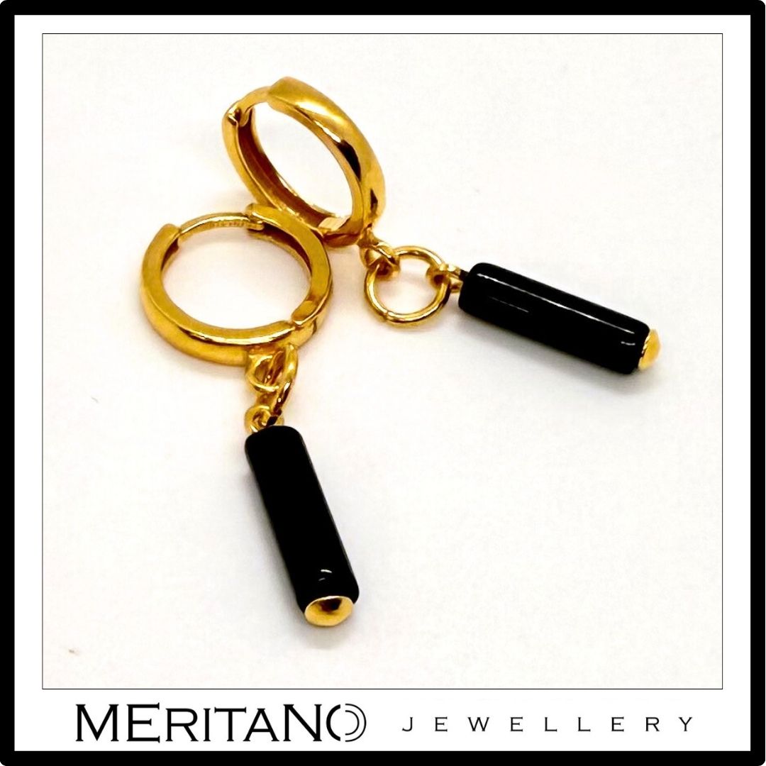 Wiszące kolczyki z onyksem srebro pozłacane. Widok z góry.