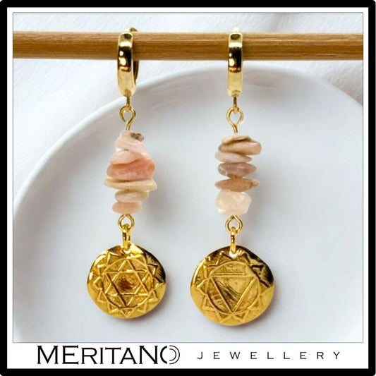 Złote kolczyki z opalem. Czakra serca i czakra splotu słonecznego. Widok z przodu. Złote kolczyki z opalem. Czakra serca i czakra splotu słonecznego. Widok z przodu.