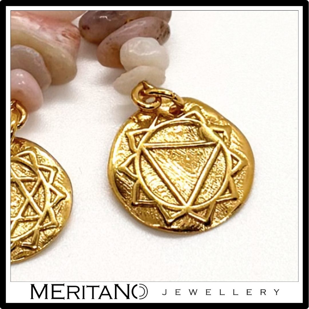 Złote wiszące kolczyki z opalem i czakry - widok z góry