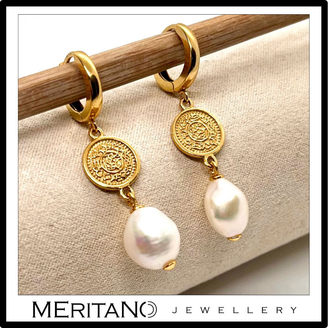 Wiszące kolczyki z perła i monetą. Zapięcie angielskie, złote wykończenie.