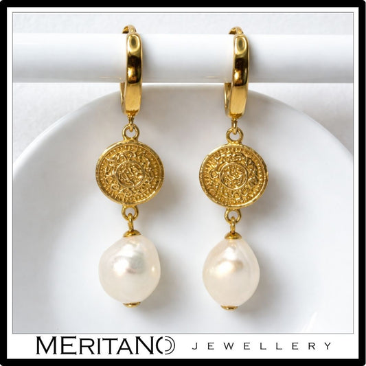 Złote kolczyki z perłami i monetą. Wiszące kolczyki z angielskim zapięciem. Widok z przodu. Złote kolczyki z perłami i monetą. Wiszące kolczyki z angielskim zapięciem. Widok z przodu.