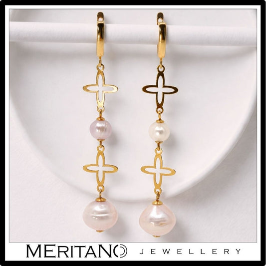 Długie kolczyki z dużymi perłami. Widok z przodu. Długie kolczyki z dużymi perłami. Widok z przodu.