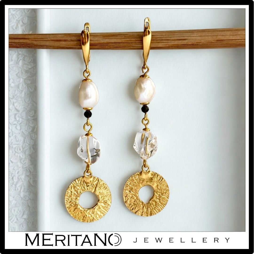 Długie kolczyki z perłami naturalnymi i kryształem górskim, wiszące, z zapięciem angielskim - Meritano Jewellery. Widok z przodu