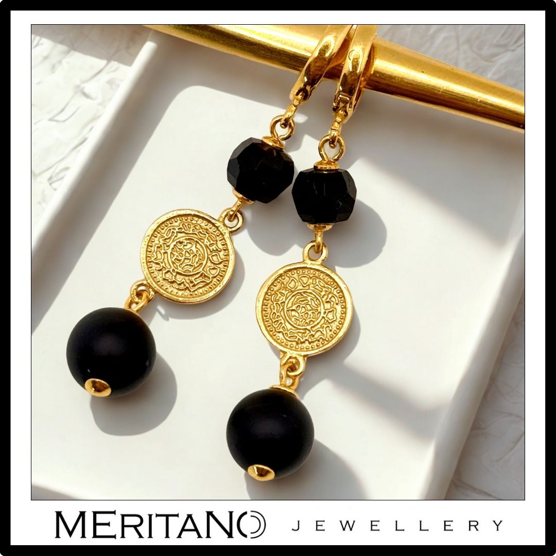 Wiszące kolczyki z turmalinem i monetą. Widok z góry