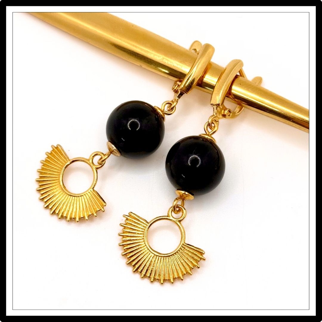 Kolczyki z czarnym turmalinem i srebrem pozłacanym, widok z góry.