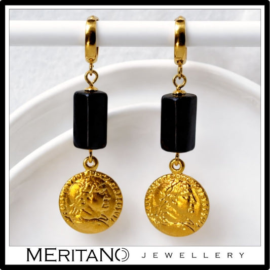 Złote kolczyki z turmalinem i monetą - widok z przodu Złote kolczyki z turmalinem i monetą - widok z przodu