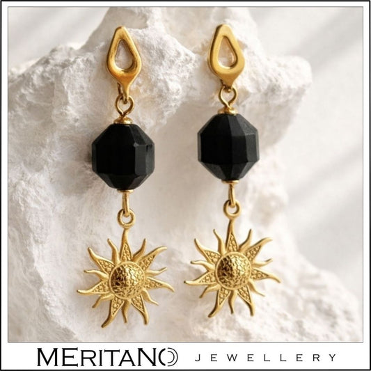 Wiszące kolczyki z turmalinem i słońcem, sztyft - widok na białym kształcie Wiszące kolczyki z turmalinem i słońcem, sztyft - widok na białym kształcie