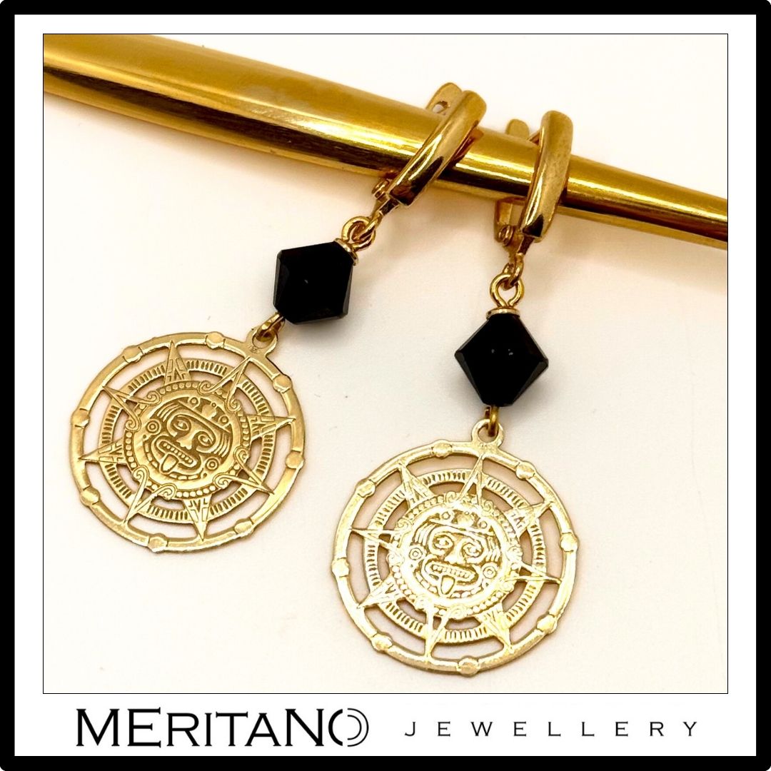 Wiszące kolczyki z turmalinem i symbolem Majów. Widok z góry.