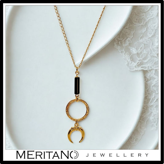 Złoty łańcuszek krawatka z onyksem i księżycem. Widok z przodu Złoty łańcuszek krawatka z onyksem i księżycem. Widok z przodu