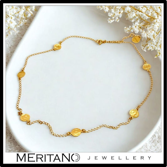 łańcuszek krótki z monetami, srebro pozłacane. Widok z góry łańcuszek krótki z monetami, srebro pozłacane. Widok z góry