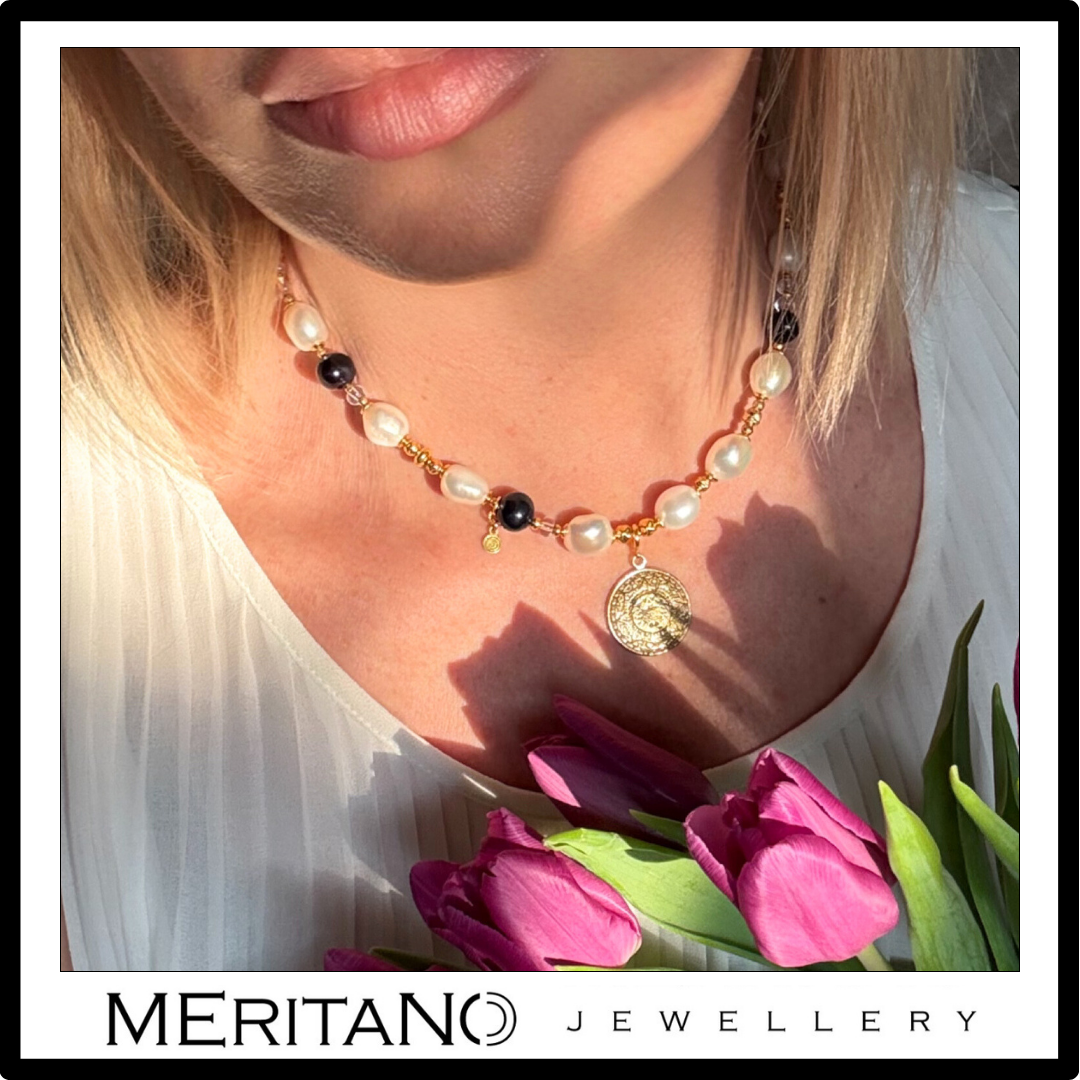 Naszyjnik z pereł z monetą, pozłacane srebro, na szyi