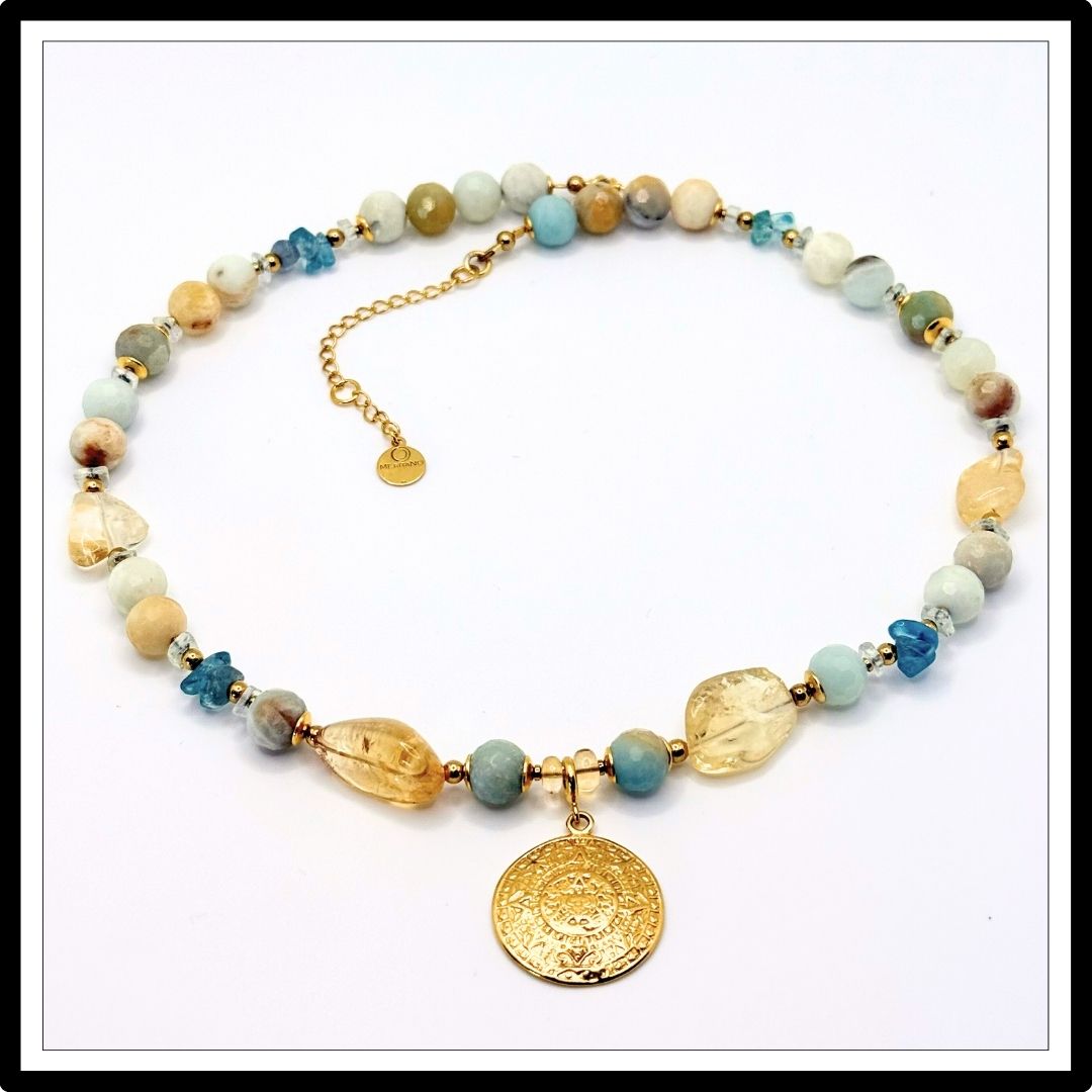 Naszyjnik z kamieni naturalnych, cytryn i amazonit. Naszyjnik z monetą Azteków. Widok z góry.