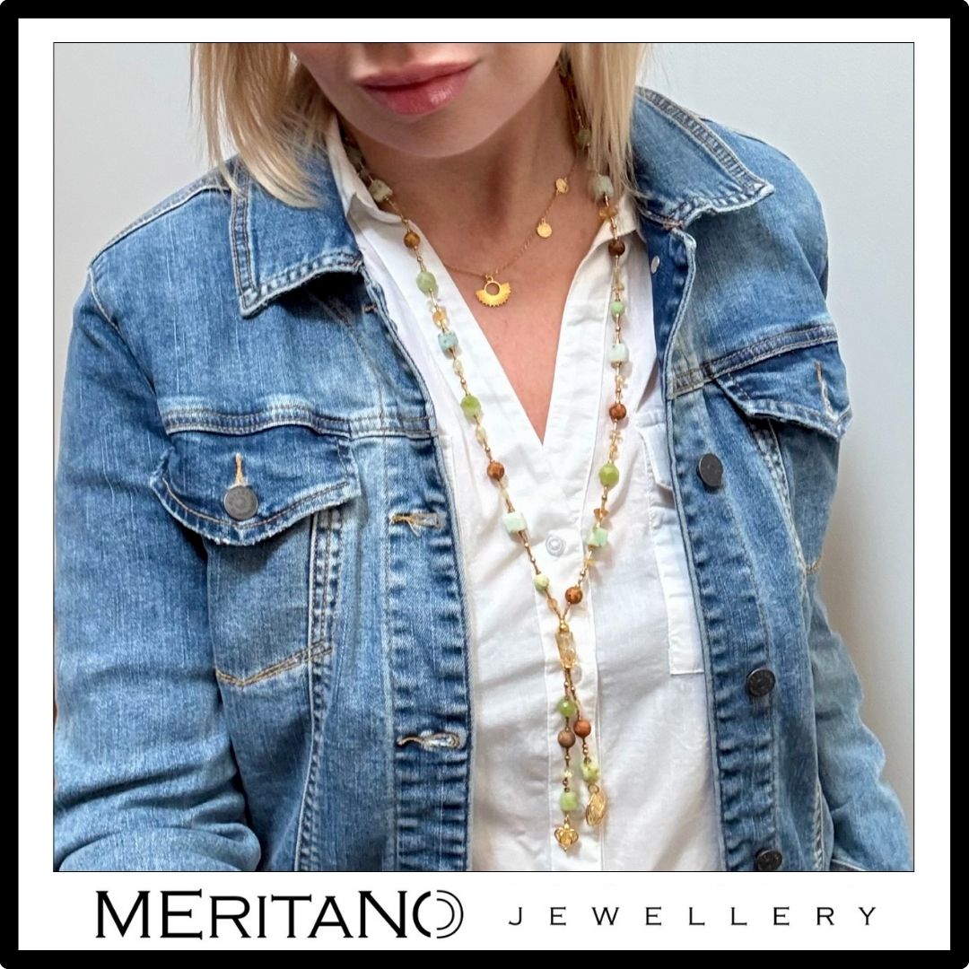 Długi naszyjnik z kamieni naturalnych i złoty łańcuszek z zawieszkami na szyi