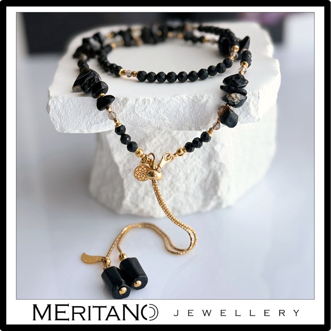 Naszyjnik czarny turmalin i onyks - biżuteria ochronna z kamieni. Widok na białym kamieniu