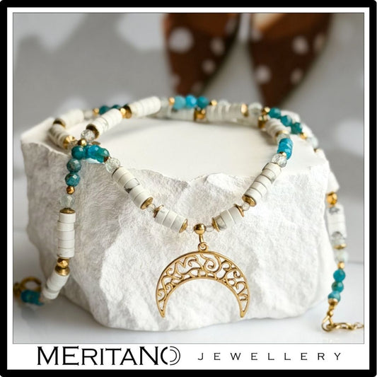 Naszyjnik z księżycem, howlitem i apatytem, biało-niebieski naszyjnik z kamieni leżący na gipsie Naszyjnik z księżycem, howlitem i apatytem, biało-niebieski naszyjnik z kamieni leżący na gipsie