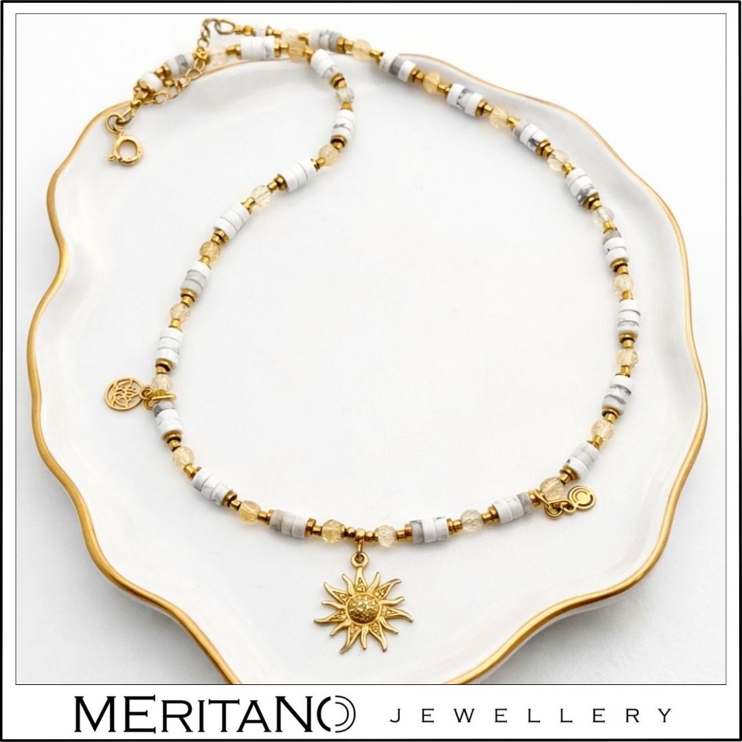 Naszyjnik howlit i cytryn ze złotą zawieszką słońce - widok z góry