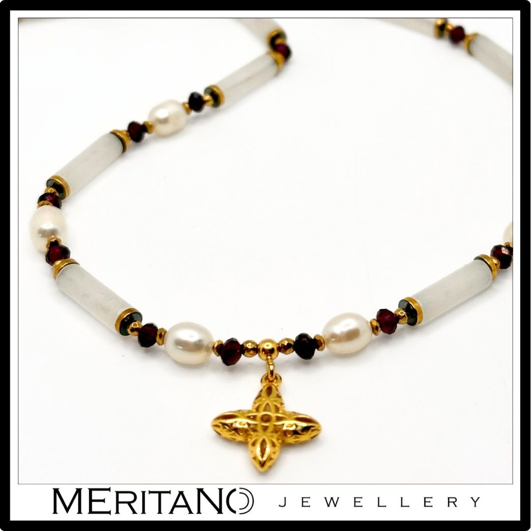 Naszyjnik z jadeitem, perłami i granatem, ze złotą zawieszką. - zbliżenie na zawieszkę