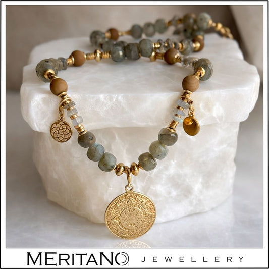 Naszyjnik z labradorytem, agatem i złotą monetą - widok na białym kamieniu Naszyjnik z labradorytem, agatem i złotą monetą - widok na białym kamieniu