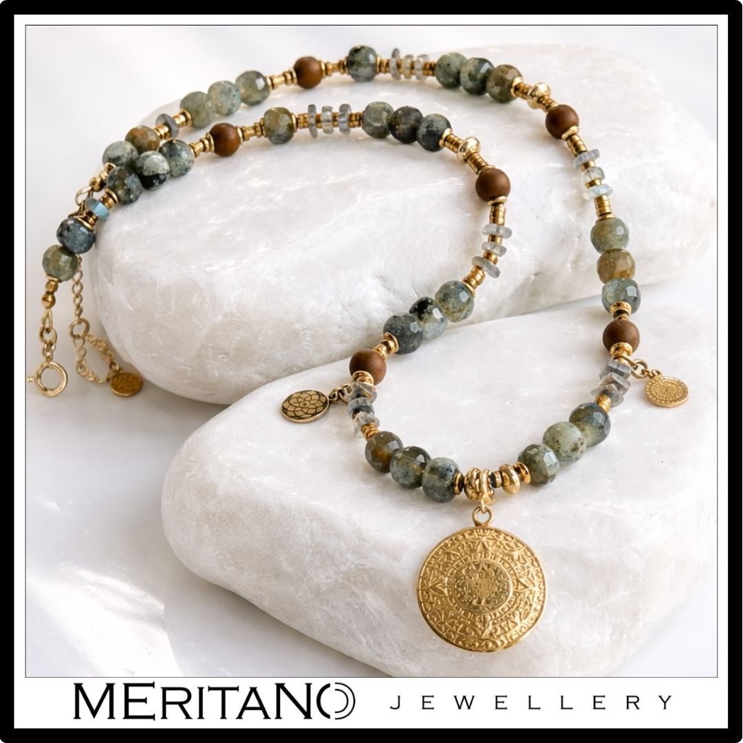 Naszyjnik z labradorytem, agatem i złotą monetą na białym kamieniu