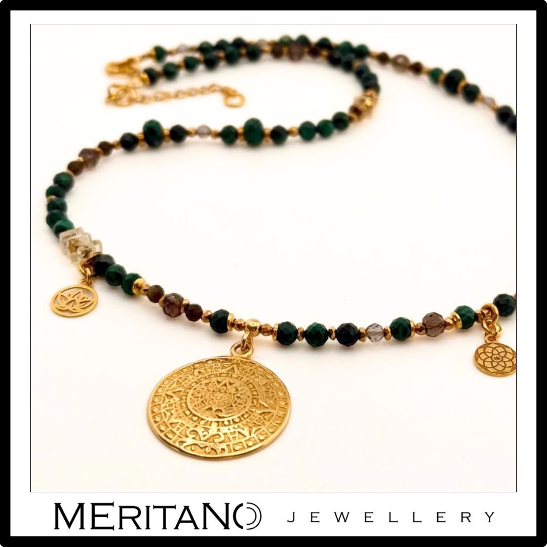 Zielony naszyjnik z malachitem i monetą Azteków ze srebra pozłacanego. Zbliżenie na detale