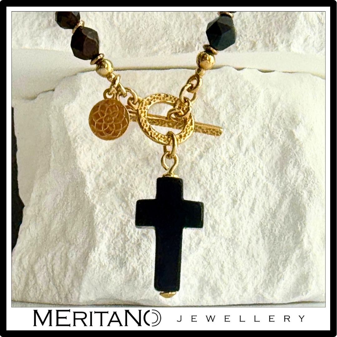 Naszyjnik z obsydianem, turmalinem i onyksem z krzyżykiem - widok na zawieszkę