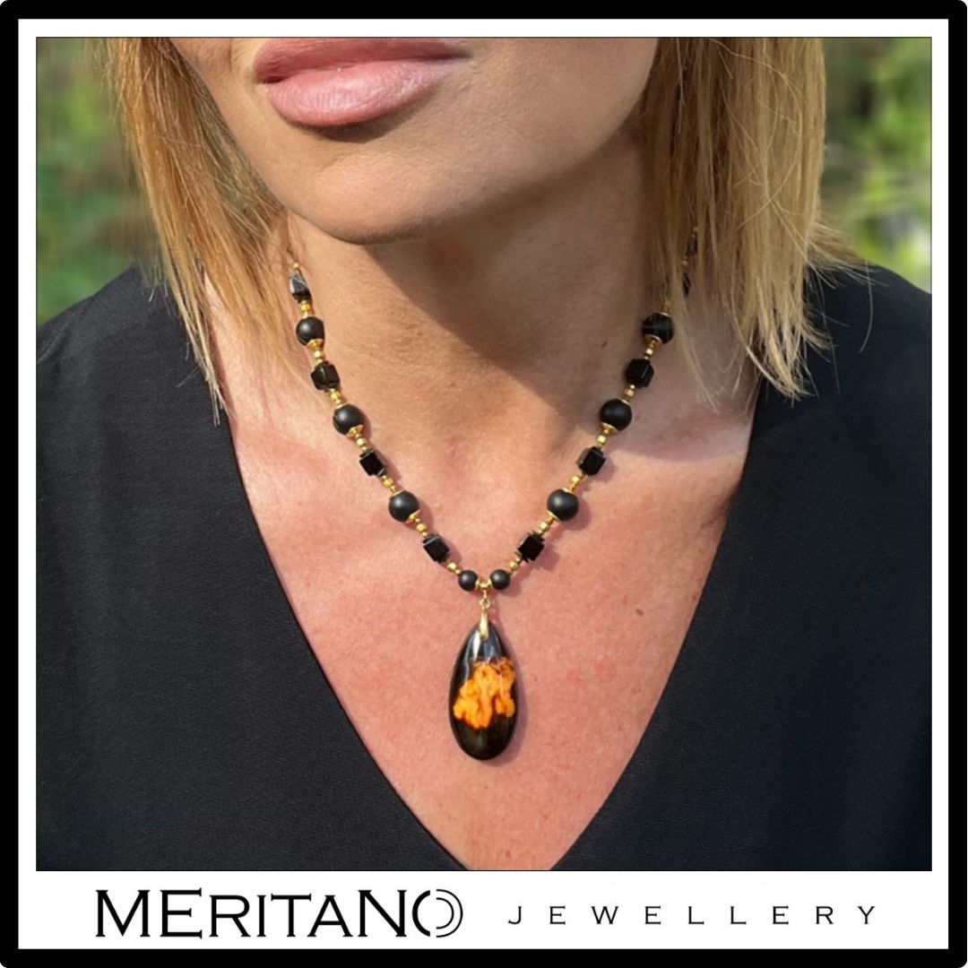 Naszyjnik z czarnych kamieni turmalin, onyks i agat na szyi