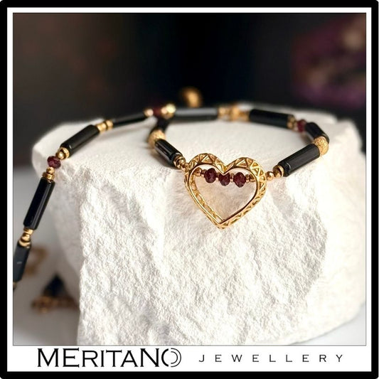 Naszyjnik z onyksem i granatem ozdobiony złotym sercem. Widok na białym kamieniu Naszyjnik z onyksem i granatem ozdobiony złotym sercem. Widok na białym kamieniu