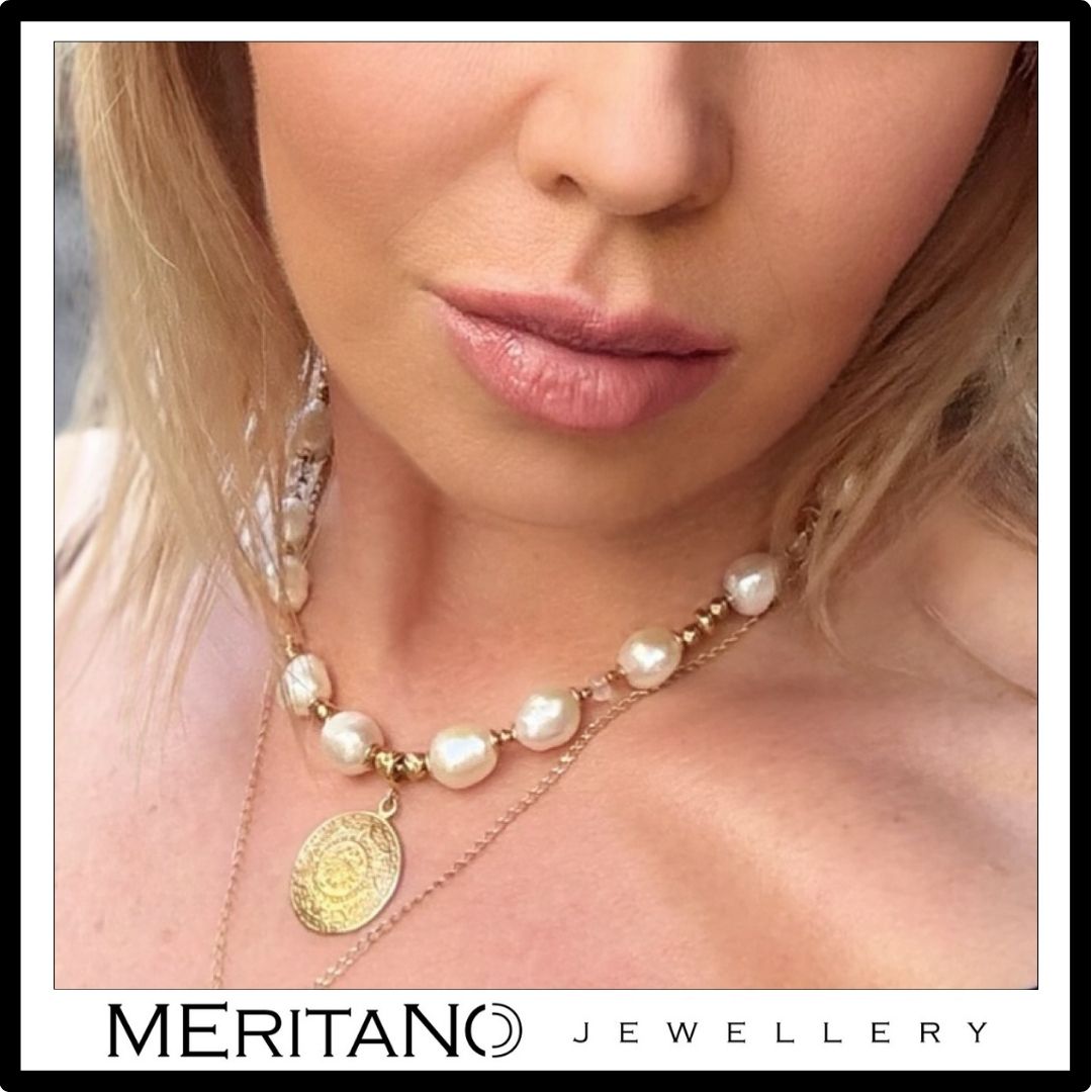 naszyjnik z perłami i złotą monetą na szyi